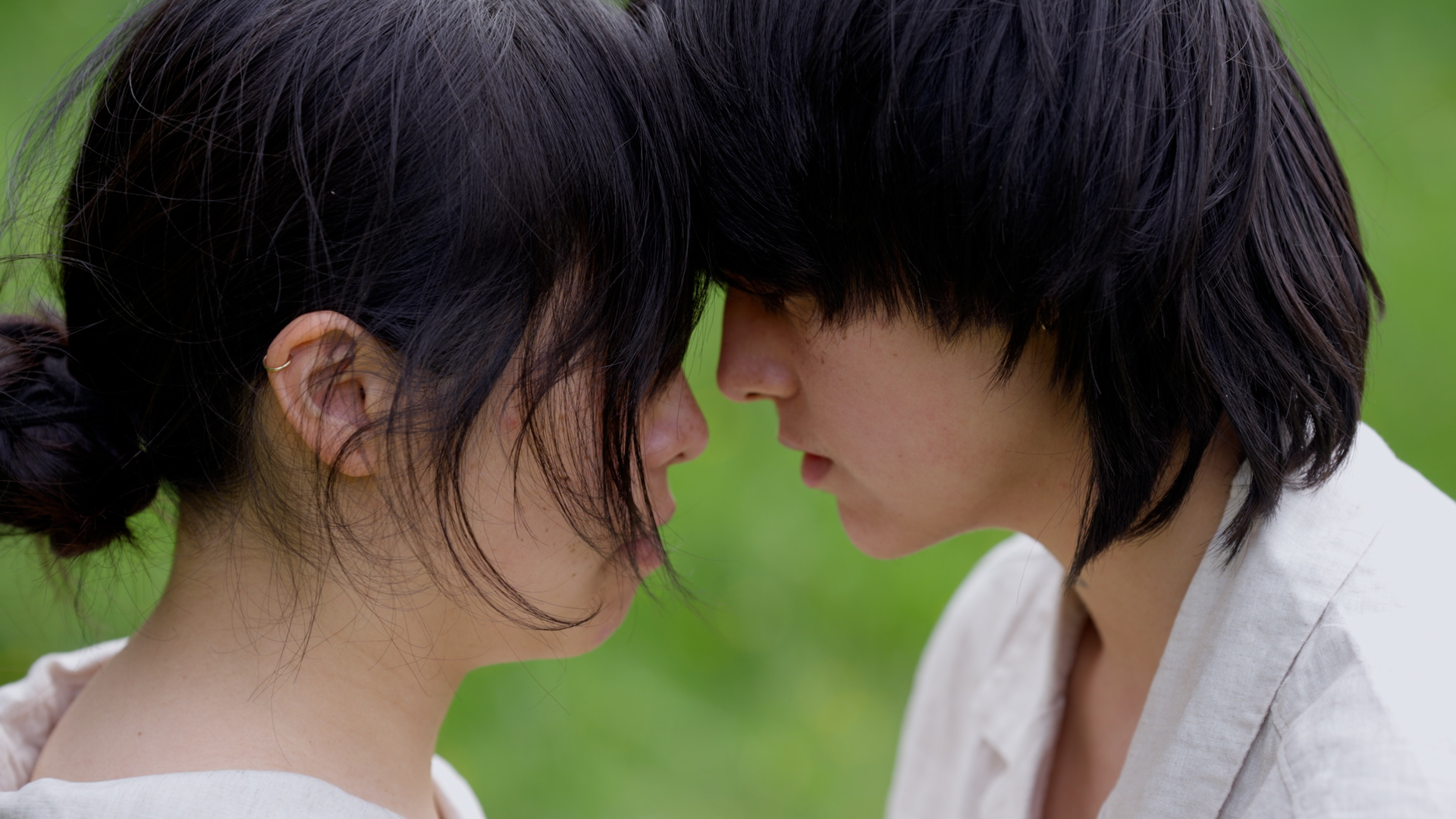 Still uit de korte dansfilm Omarm (2023), geselecteerd voor CinemAsia, Queer East Film Festival, Document Our History now