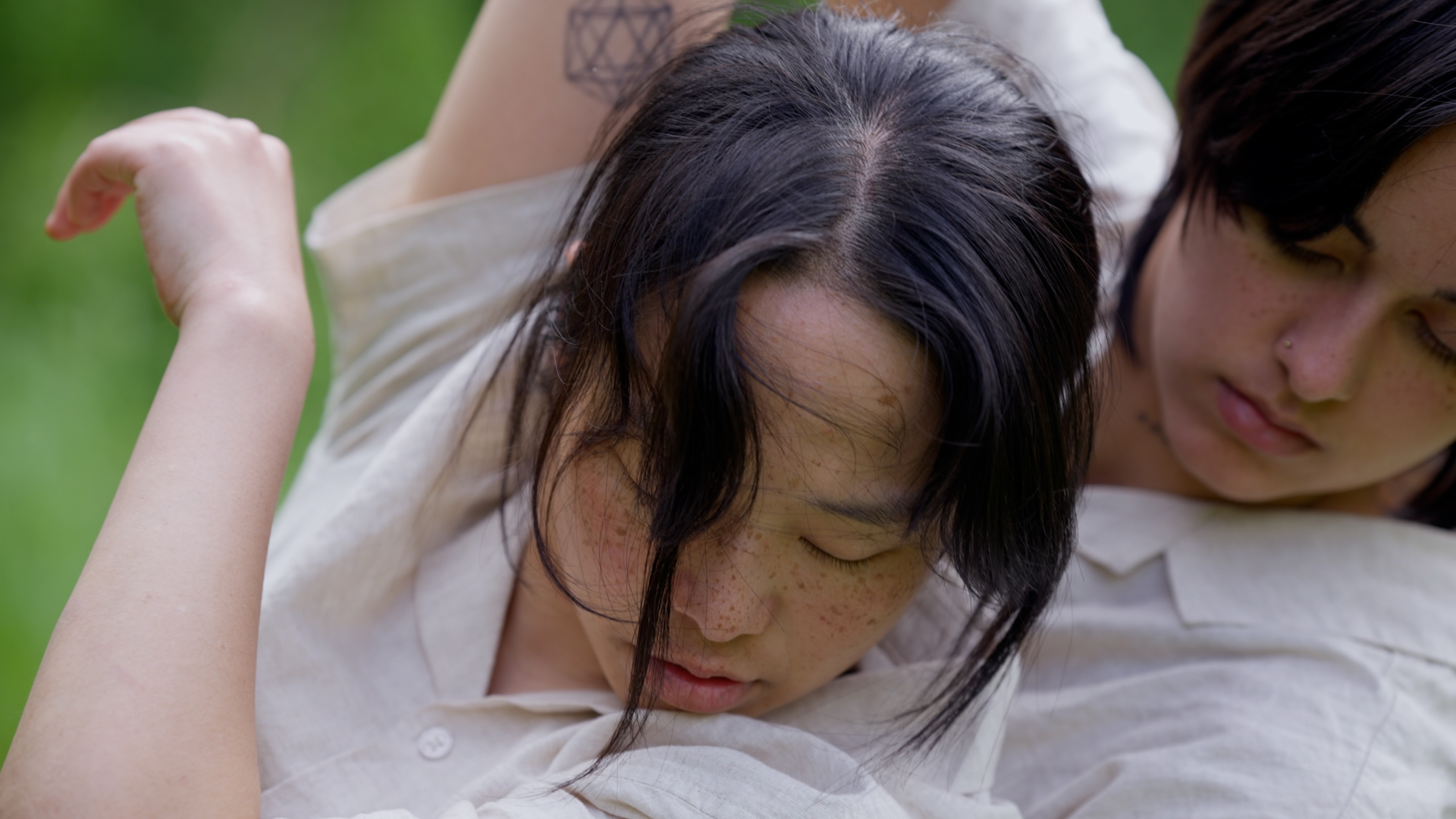 Still uit de korte dansfilm Omarm (2023), geselecteerd voor CinemAsia, Queer East Film Festival, Document Our History now