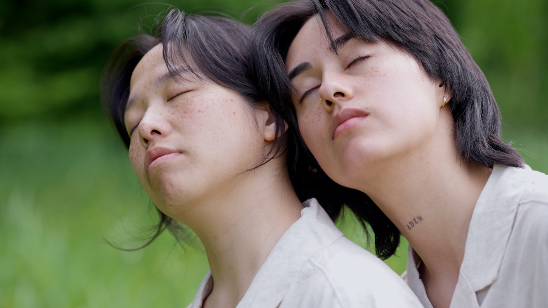 Still uit de korte dansfilm Omarm (2023), geselecteerd voor CinemAsia, Queer East Film Festival, Document Our History now